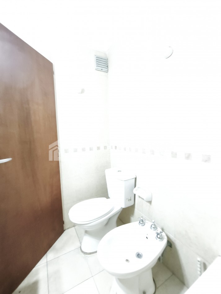 Departamento de 2 ambientes contrafrente en Moron Sur