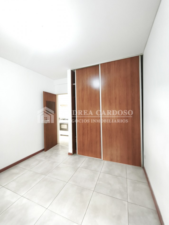 Departamento de 2 ambientes contrafrente en Moron Sur