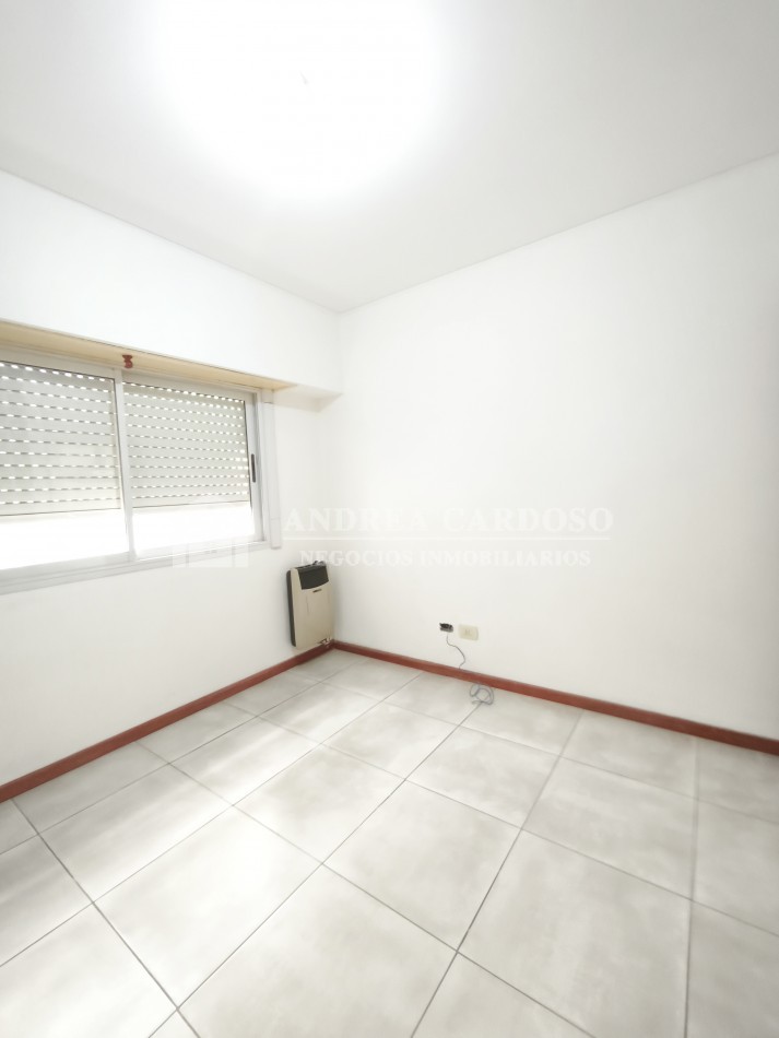 Departamento de 2 ambientes contrafrente en Moron Sur