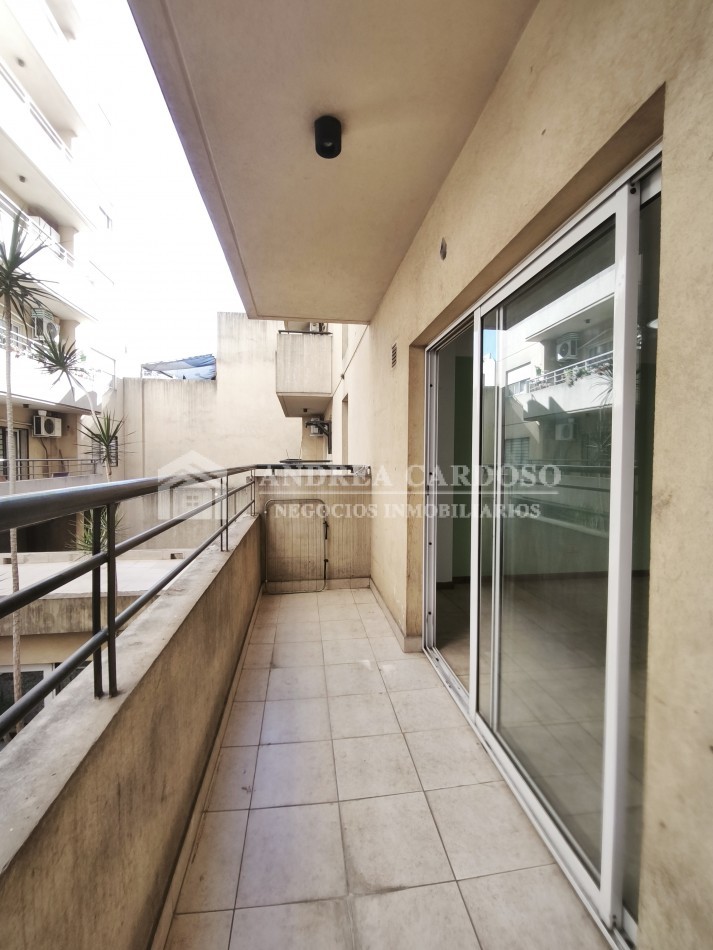Departamento de 2 ambientes contrafrente en Moron Sur