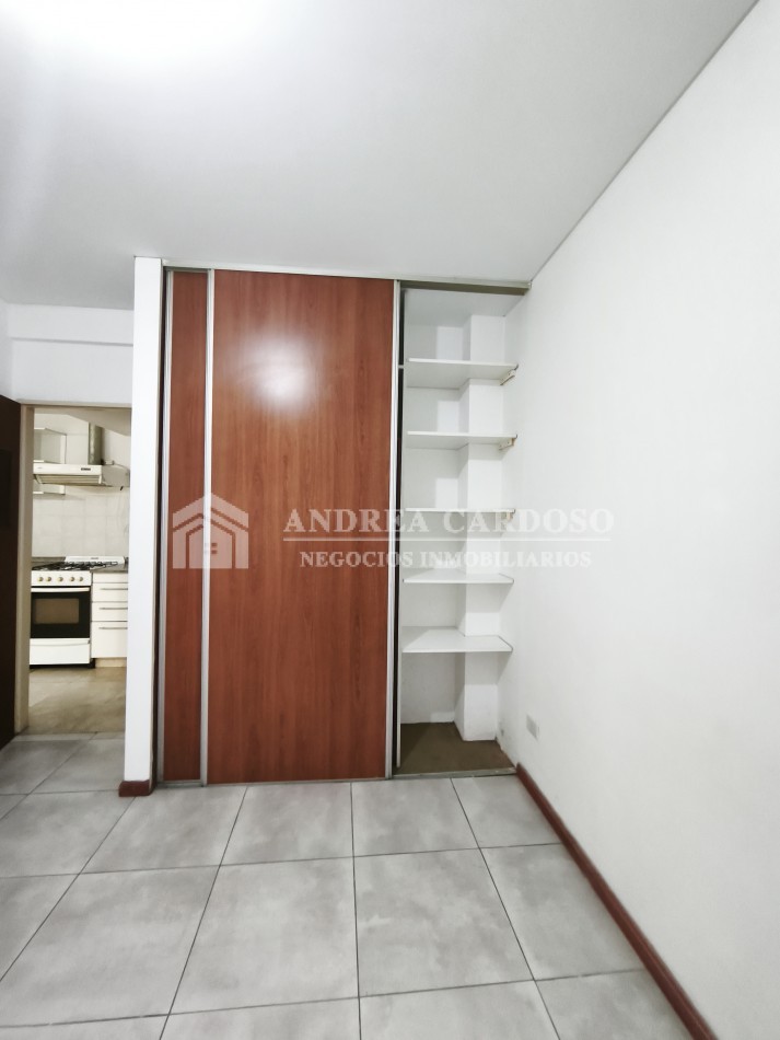Departamento de 2 ambientes contrafrente en Moron Sur