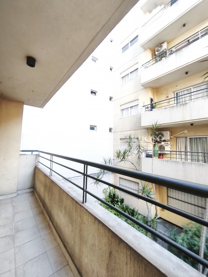 Departamento de 2 ambientes contrafrente en Moron Sur
