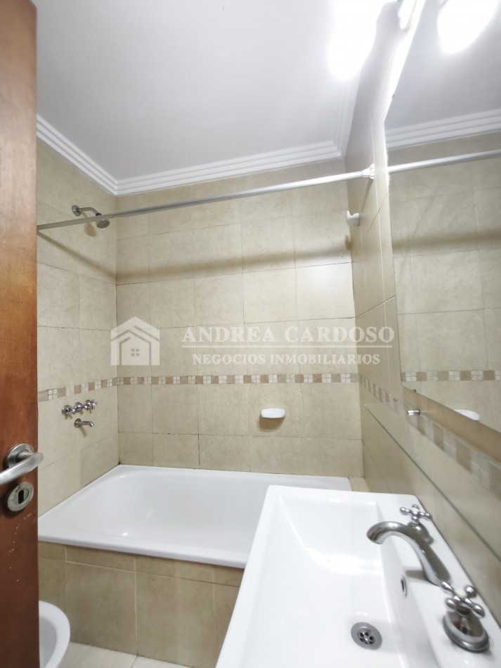 Departamento de 2 ambientes contrafrente en Moron Sur
